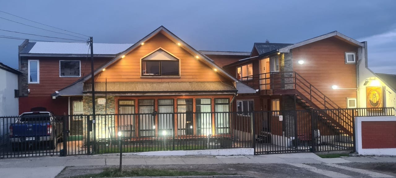 Frontis del Hostal Fernando de Magallanes iluminado al anochecer en Punta Arenas